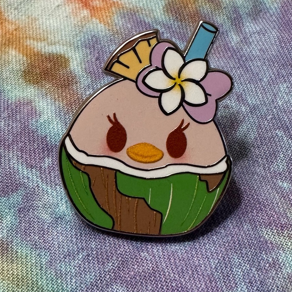 Disney Munchlings Mystery Pin - Daisy Duck Coconut Water